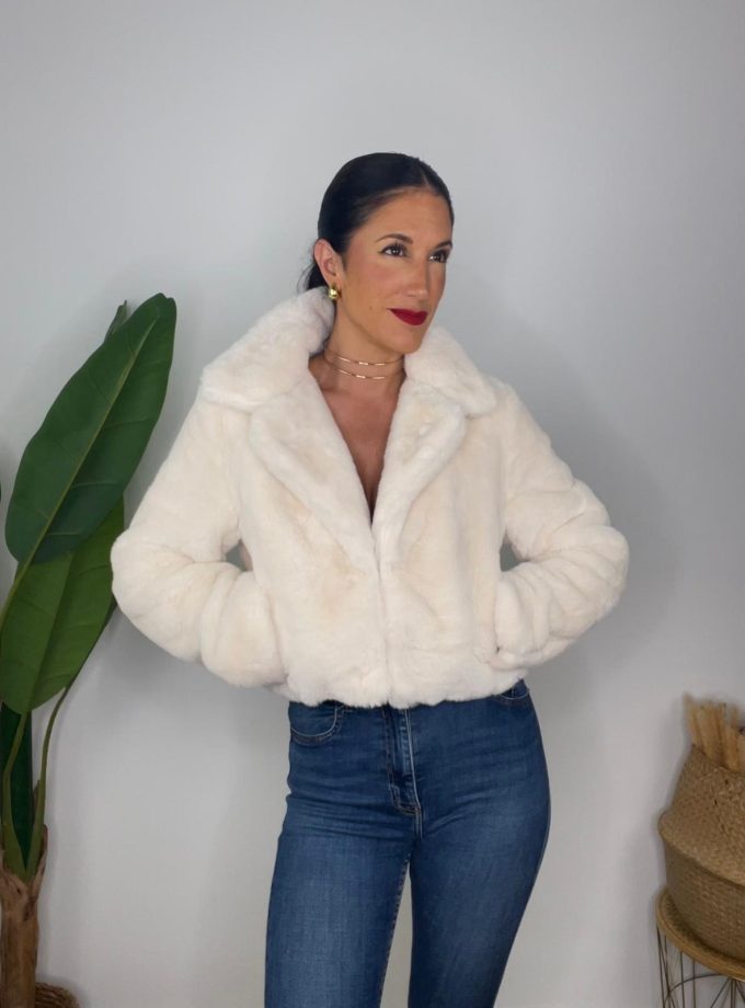 Abrigo Corto Efecto Pelo