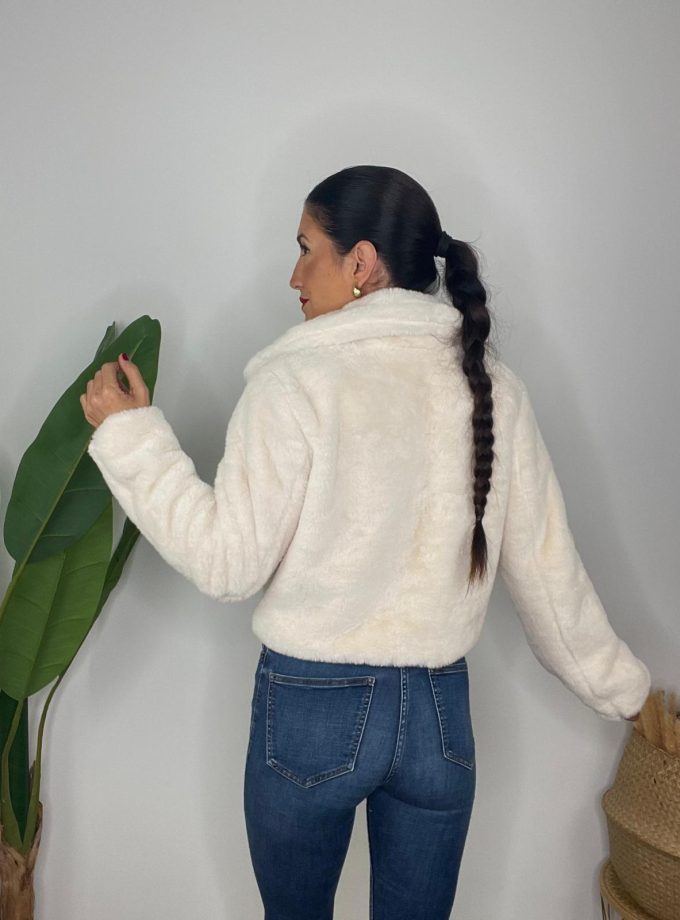 Abrigo Corto Efecto Pelo